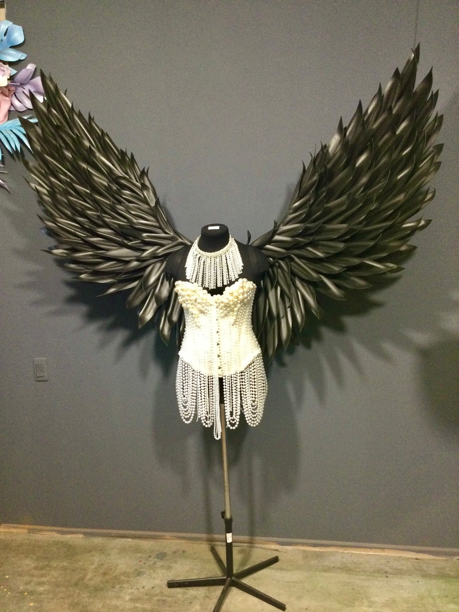 Engelsflügel schwarz oder weiß 75x50cm oder 100x95 cm Engel Flügel  Halloween Fasching Karneval Fallen Angel (weiß 35x45), (ACC-97105641):  : Spielzeug
