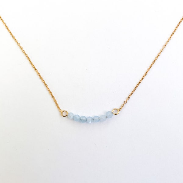 Collier aigue-marine pierre naturelle bleu pour la lithothérapie sur une chaîne or en acier inoxydable