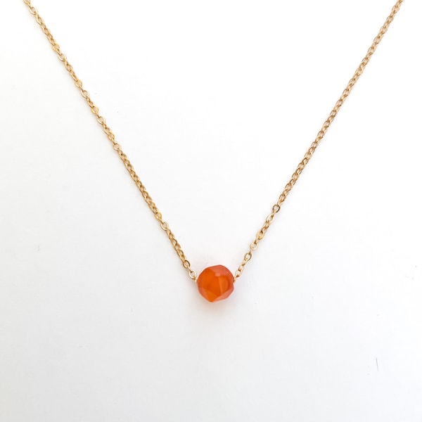 Orange-rote Jaspis-Halskette aus Naturstein-Lithotherapie mit einer goldenen Edelstahlkette