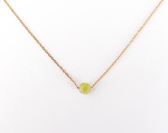 Collar de peridoto verde litoterapia minimalista de piedra natural sobre cadena de acero inoxidable dorada, collar de protección de piedra de olivino verde