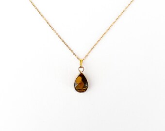 Tijgeroog ketting in messing hanger aan een gouden roestvrijstalen ketting met beschermende steen voor lithotherapie