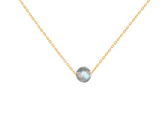 Collar de labradorita natural, joyería minimalista de terapia con cristales protectores en una cadena de oro y acero inoxidable.