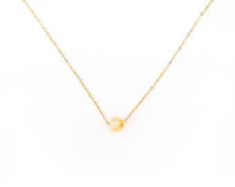 Puede incluir: Un delicado collar de cadena de oro con un solo colgante de cuentas de oro texturizado.