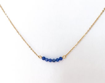 Collar de aventurina azul piedras naturales de litoterapia en una cadena de acero inoxidable dorada, collar minimalista de piedras de aventurina azul