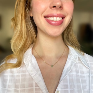 Collier aventurine en acier inoxydaboble or porté sur une femme