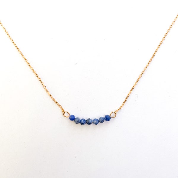 Collier sodalite pierres naturelles bleues sur un chaîne en acier inoxydable or