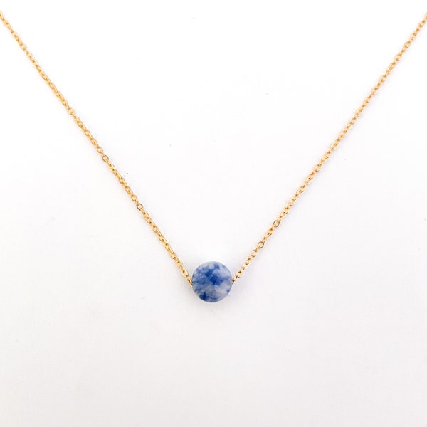 Collier sodalite pierre naturelle bleue sur un chaîne en acier inoxydable or