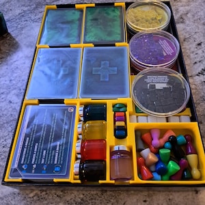 Organizador de inserção de jogo de tabuleiro pandêmico (espaço para expansões On the Brink, In the Lab, cartas com mangas) - Levantamento mínimo de caixa - 3D STL Digital