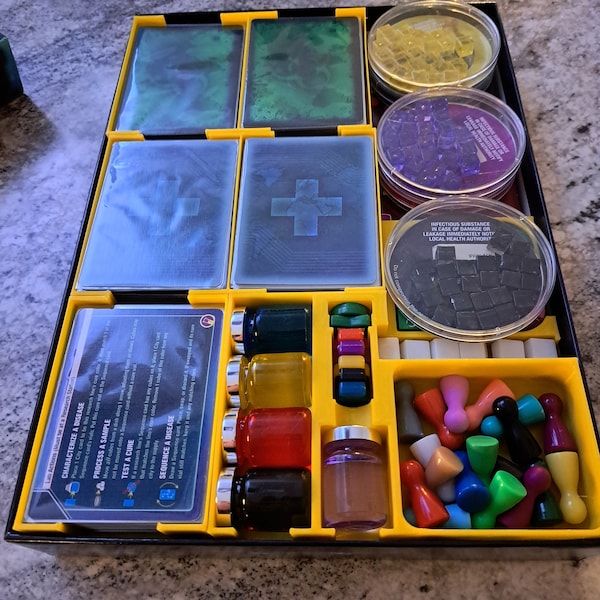 Pandemic Board Game Insert Organizer (inclusief ruimte voor On the Brink, In the Lab Expansions, Sleeved-kaarten) - Minimale dooslift (niet officieel)
