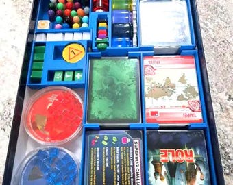 3D-geprinte organizer voor bordspelinzetstukken voor pandemische uitbreidingen