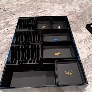 Caja grande de Nusfjord / Inserto / Organizador de juegos de mesa original. Cartas en funda, expansiones (barajas de trucha, solla, salmón y Besokende) impresas en 3D.