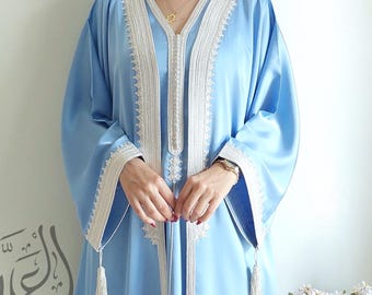 シルバーの刺繍が施されたモロッコのライトブルー 2 ピース シルク