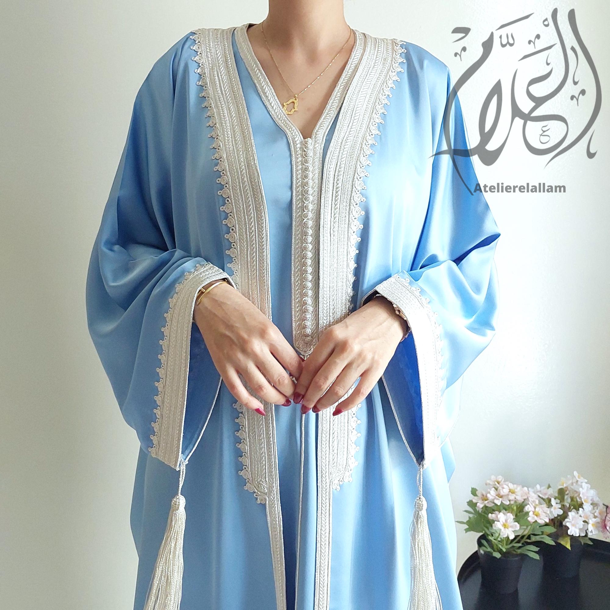 シルバーの刺繍が施されたモロッコのライトブルー 2 ピース シルク