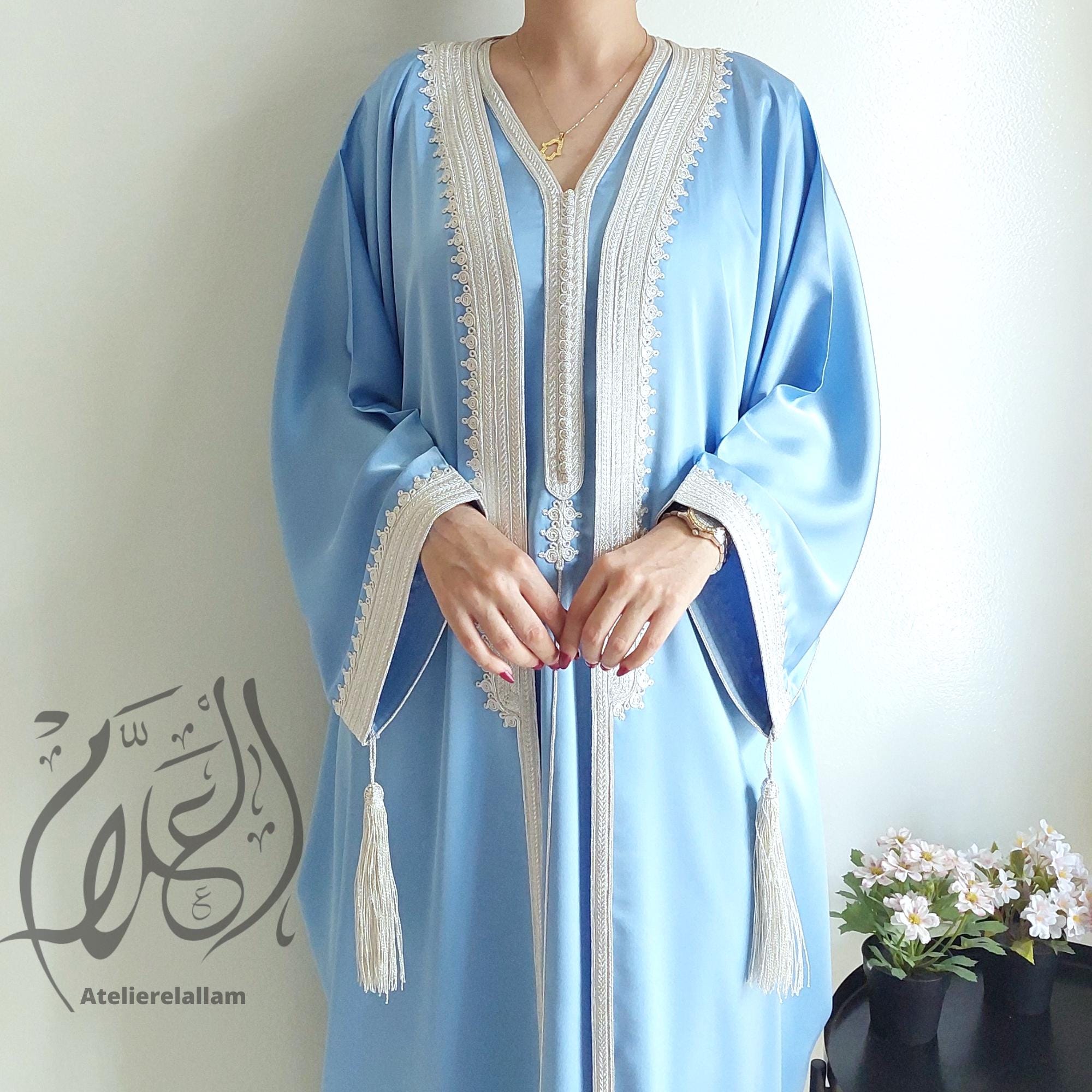 シルバーの刺繍が施されたモロッコのライトブルー 2 ピース シルク