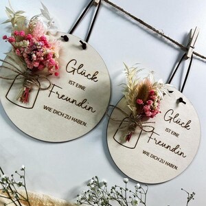 Round wooden sign with the saying &quot;Happiness is it&quot; - Handmade decoration with dried flowers, ideal as a gift for girlfriends