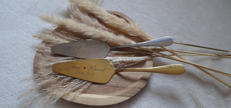 Personalisierter Tortenheber in Silber oder Gold – eine edle und praktische Ergänzung für Hochzeiten, Geburtstage oder Jubiläen. Mit individueller Gravur wird der Tortenheber zu einem besonderen Highlight auf jeder Feier und einem einzigartigen Erinnerungsstück. Ideal als Geschenk zur Hochzeit, Verlobung oder als liebevolles Mitbringsel für Backliebhaber.