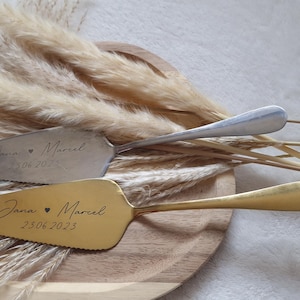 Personalisierter Tortenheber in Silber oder Gold – eine edle und praktische Ergänzung für Hochzeiten, Geburtstage oder Jubiläen. Mit individueller Gravur wird der Tortenheber zu einem besonderen Highlight auf jeder Feier und einem einzigartigen Erinnerungsstück. Ideal als Geschenk zur Hochzeit, Verlobung oder als liebevolles Mitbringsel für Backliebhaber.
