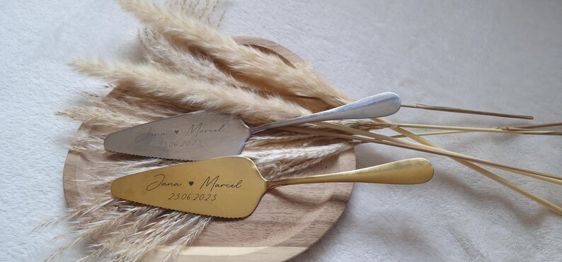 Personalisierter Tortenheber in Silber oder Gold – eine edle und praktische Ergänzung für Hochzeiten, Geburtstage oder Jubiläen. Mit individueller Gravur wird der Tortenheber zu einem besonderen Highlight auf jeder Feier und einem einzigartigen Erinnerungsstück. Ideal als Geschenk zur Hochzeit, Verlobung oder als liebevolles Mitbringsel für Backliebhaber.