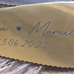 Personalisierter Tortenheber in Silber oder Gold – eine edle und praktische Ergänzung für Hochzeiten, Geburtstage oder Jubiläen. Mit individueller Gravur wird der Tortenheber zu einem besonderen Highlight auf jeder Feier und einem einzigartigen Erinnerungsstück. Ideal als Geschenk zur Hochzeit, Verlobung oder als liebevolles Mitbringsel für Backliebhaber.
