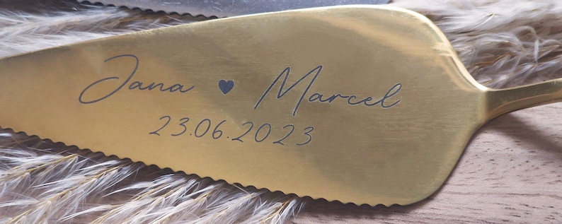 Personalisierter Tortenheber in Silber oder Gold – eine edle und praktische Ergänzung für Hochzeiten, Geburtstage oder Jubiläen. Mit individueller Gravur wird der Tortenheber zu einem besonderen Highlight auf jeder Feier und einem einzigartigen Erinnerungsstück. Ideal als Geschenk zur Hochzeit, Verlobung oder als liebevolles Mitbringsel für Backliebhaber.