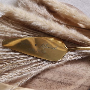 Personalisierter Tortenheber in Silber oder Gold – eine edle und praktische Ergänzung für Hochzeiten, Geburtstage oder Jubiläen. Mit individueller Gravur wird der Tortenheber zu einem besonderen Highlight auf jeder Feier und einem einzigartigen Erinnerungsstück. Ideal als Geschenk zur Hochzeit, Verlobung oder als liebevolles Mitbringsel für Backliebhaber.