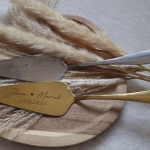 Personalisierter Tortenheber in Silber oder Gold – eine edle und praktische Ergänzung für Hochzeiten, Geburtstage oder Jubiläen. Mit individueller Gravur wird der Tortenheber zu einem besonderen Highlight auf jeder Feier und einem einzigartigen Erinnerungsstück. Ideal als Geschenk zur Hochzeit, Verlobung oder als liebevolles Mitbringsel für Backliebhaber.