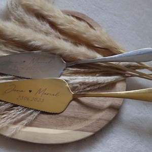Personalisierter Tortenheber in Silber oder Gold – eine edle und praktische Ergänzung für Hochzeiten, Geburtstage oder Jubiläen. Mit individueller Gravur wird der Tortenheber zu einem besonderen Highlight auf jeder Feier und einem einzigartigen Erinnerungsstück. Ideal als Geschenk zur Hochzeit, Verlobung oder als liebevolles Mitbringsel für Backliebhaber.