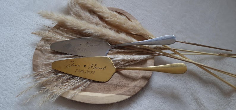 Personalisierter Tortenheber in Silber oder Gold – eine edle und praktische Ergänzung für Hochzeiten, Geburtstage oder Jubiläen. Mit individueller Gravur wird der Tortenheber zu einem besonderen Highlight auf jeder Feier und einem einzigartigen Erinnerungsstück. Ideal als Geschenk zur Hochzeit, Verlobung oder als liebevolles Mitbringsel für Backliebhaber.