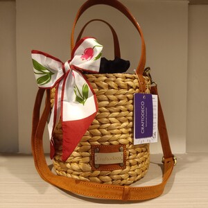 Crossbody Bucket Bag / Korbtasche aus Korbgeflecht / Runde Korbtasche aus natürlichem Stroh mit echten Ledergriffen und langem Riemen