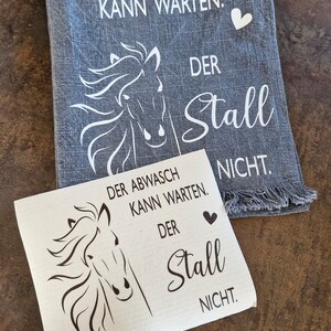 May include: A white horse head design on a gray tea towel with the text "Der Abwasch kann warten. Der Stall nicht."  A second image shows a brown horse head design on a white background with the text "Der Abwasch kann warten. Der Stall nicht."