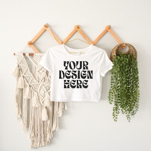 Białe płótno Bella 6681 Mockup, 6681 Bella Canvas White Wiszący Mock Up, Retro White 6681 Crop Top Mock, Boho, Estetyczny, Styl życia, Vintage