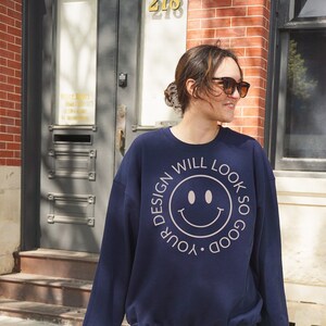 Gildan 18000 Mockup Marinblå, Överdimensionerad Sweatshirt, Modellmockup, Estetiska Mockups, Streetwear Livsstil Mockup, Utomhus Street Style Mockups