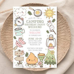 Puede incluir: Una invitación a una fiesta de cumpleaños con temática de campamento con una linda ilustración de dibujos animados de una fogata, una linterna, una brújula, un malvavisco, una salchicha, una sartén, una nube, un sol y un árbol. La invitación es para el quinto cumpleaños de Willow y se celebra en White Pine Camp en Mountain, WI del 23 al 25 de junio. RSVP a Beth para obtener más información.