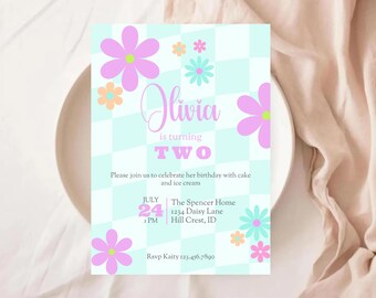 Könnte beinhalten: Eine pastellfarbene Geburtstagseinladung mit floralem Design. Die Einladung zeigt den Namen "Olivia" und den Text "is turning TWO". Zusätzlicher Text enthält Datum, Uhrzeit, Ort und RSVP-Informationen.