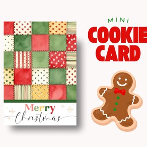 Puede incluir: Una mini tarjeta navideña con una ilustración de un hombre de jengibre. La tarjeta presenta un diseño de patchwork en cuadrados rojos, verdes y amarillos. Las palabras "Merry Christmas" están escritas en la tarjeta.