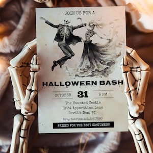 Könnte beinhalten: Eine Halloween-Bash-Einladung mit einer Illustration eines tanzenden Skelettpaares, einschließlich Veranstaltungsdetails. Die Einladung wird von einem Paar Skeletthänden gehalten, vor einem weichen, neutralen Hintergrund. Der Text lautet "Halloween Bash".