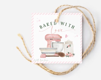 Peut inclure: Etiquette cadeau à rayures roses et blanches avec un batteur sur socle rose, un bol blanc, un bocal en verre avec des fleurs et une cuillère en bois. L'étiquette indique "Baked with Love" avec un cœur et des étoiles. L'étiquette indique également "With love from..."