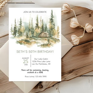 Könnte beinhalten: Eine weiße Einladungskarte mit einer Aquarell-Illustration einer Hütte im Wald. Der Text auf der Karte lautet "Feiern Sie mit uns Seths 50. Geburtstag!"  25. August, 13:00 Uhr. Unsere Waldhütte, 1234 Pine Lake Lane, Lac Du Flambeau, WI. Es gibt Schwimmen, Bootfahren, Cocktails und ein BBQ. Rsvp Lainey 123.456.7890.