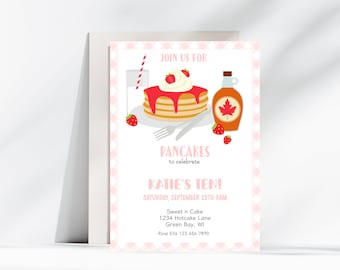 Puede incluir: Una invitación a cuadros rosa y blanco para una fiesta de panqueques para celebrar el décimo cumpleaños de Katie. La invitación presenta una ilustración de dibujos animados de una pila de panqueques con crema batida y jarabe de fresa, un vaso de leche con una pajita, una botella de jarabe de arce y fresas. El texto de la invitación dice "Únete a nosotros para panqueques para celebrar los diez años de Katie! Sábado, 25 de septiembre 9am Sweet n Cake 1234 Hotcake Lane Green Bay, WI Rsvp Ella 123.456.7890"