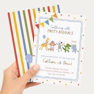 Puede incluir: Una tarjeta de invitación rectangular con una ilustración colorida de una jirafa, un tigre, una cebra, un cocodrilo y un rinoceronte. El texto dice Calling all PARTY ANIMALS, grab your party hat.. it's time to go wild, Colton is One!, y los detalles.