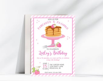 Puede incluir: Una invitación a rayas rosa y blancas con una ilustración de dibujos animados de una pila de panqueques con jarabe de chocolate y fresas. El texto dice "Únete a nosotros para panqueques y pijamas para celebrar el cumpleaños de Linley". La invitación incluye la fecha, la hora y la ubicación de la fiesta.