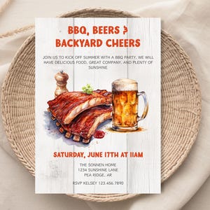 Puede incluir: Una ilustración de acuarela de una invitación a una fiesta de barbacoa con fondo blanco. La invitación presenta un plato de costillas, un vaso de cerveza y el texto "BBQ, Beers & Backyard Cheers". El texto también incluye la fecha y la hora de la fiesta, la dirección y la información de RSVP.