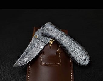 Cuchillo plegable de Damasco hecho a mano y personalizado de AK Cutlery con mango de Damasco.