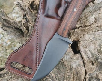 Cuchillo desollador de acero D2 hecho a mano: mango de palisandro y funda de cuero.
