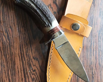 Cuchillo de caza de asta de ciervo hecho a mano: hoja de acero inoxidable, funda de cuero