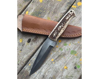 Cuchillo de desollar de hoja fija, hecho a mano y personalizado, con funda de cuero genuino.