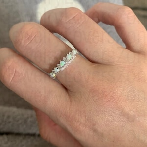 Anello con fascia in opale, anello con opale impilabile, anello con opale bianco e zirconi cubici, fede nuziale in opale, anello in opale argento, delicato anello in opale, regalo per damigella d&#39;onore