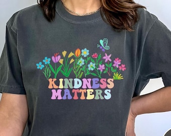 Camiseta Be Kind Comfort Colors – Camiseta Floral "A Gentileza Importa"