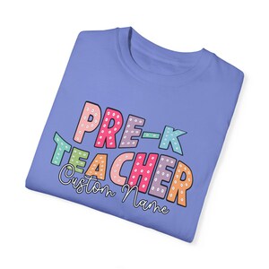 Niedliches personalisiertes Pre-K Lehrer-T-Shirt, Komfortfarben Erster Schultag Shirt, benutzerdefiniertes Lehrer-Team-Shirt, Lehrer Geschenk