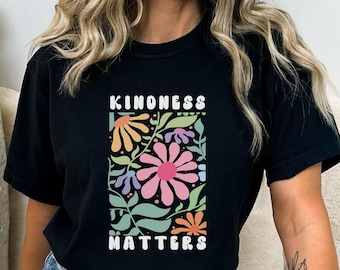 Camiseta Comfort Colors "Kindness Matters", estampa floral para professores.